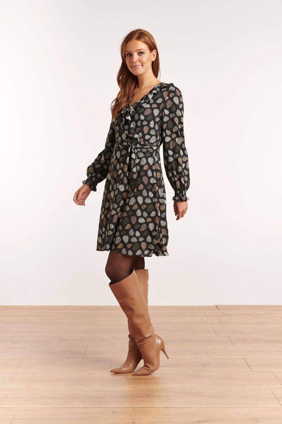 22609 Korte Jurk Print Dennenappel Ecovero