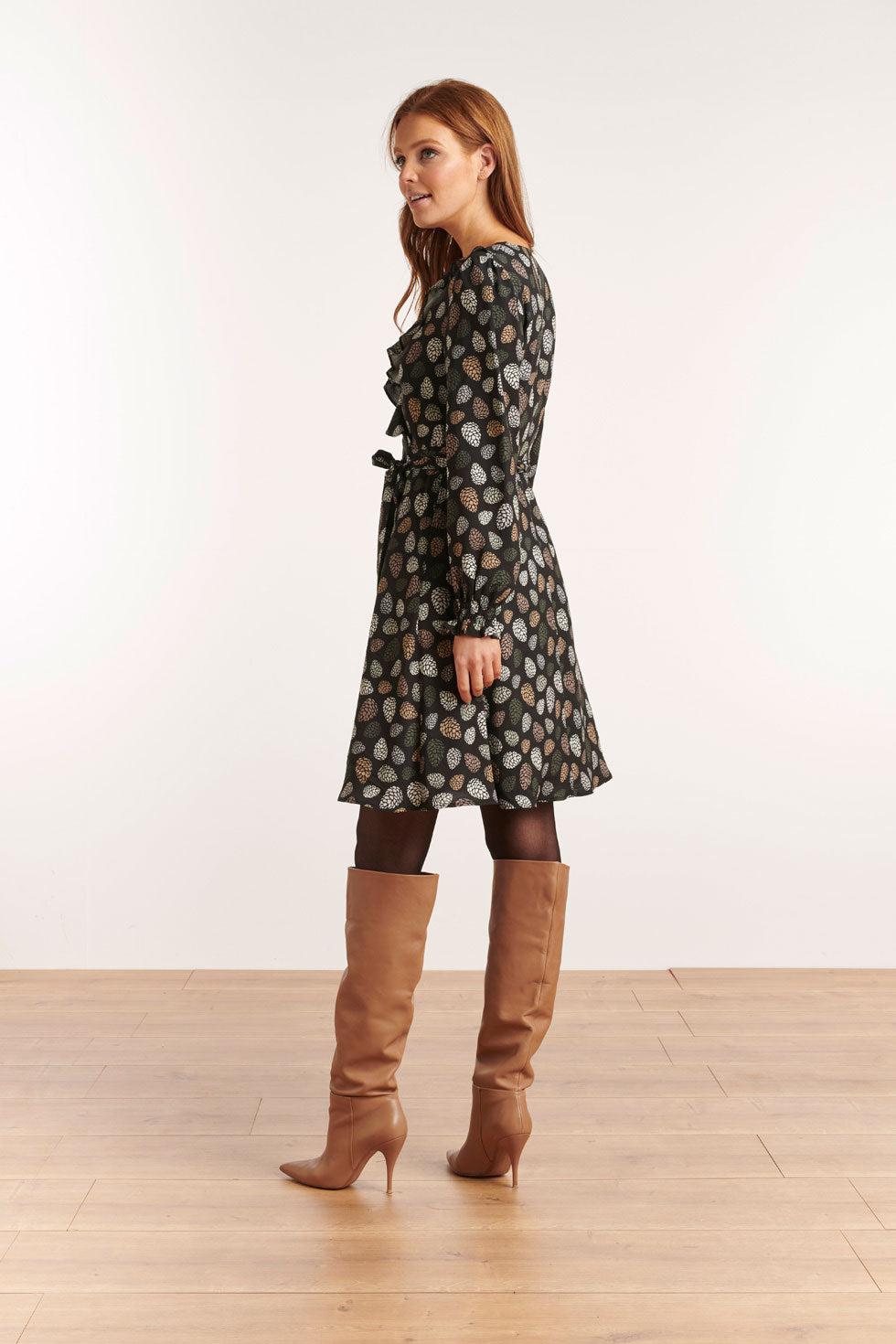 22609 Korte Jurk Print Dennenappel Ecovero