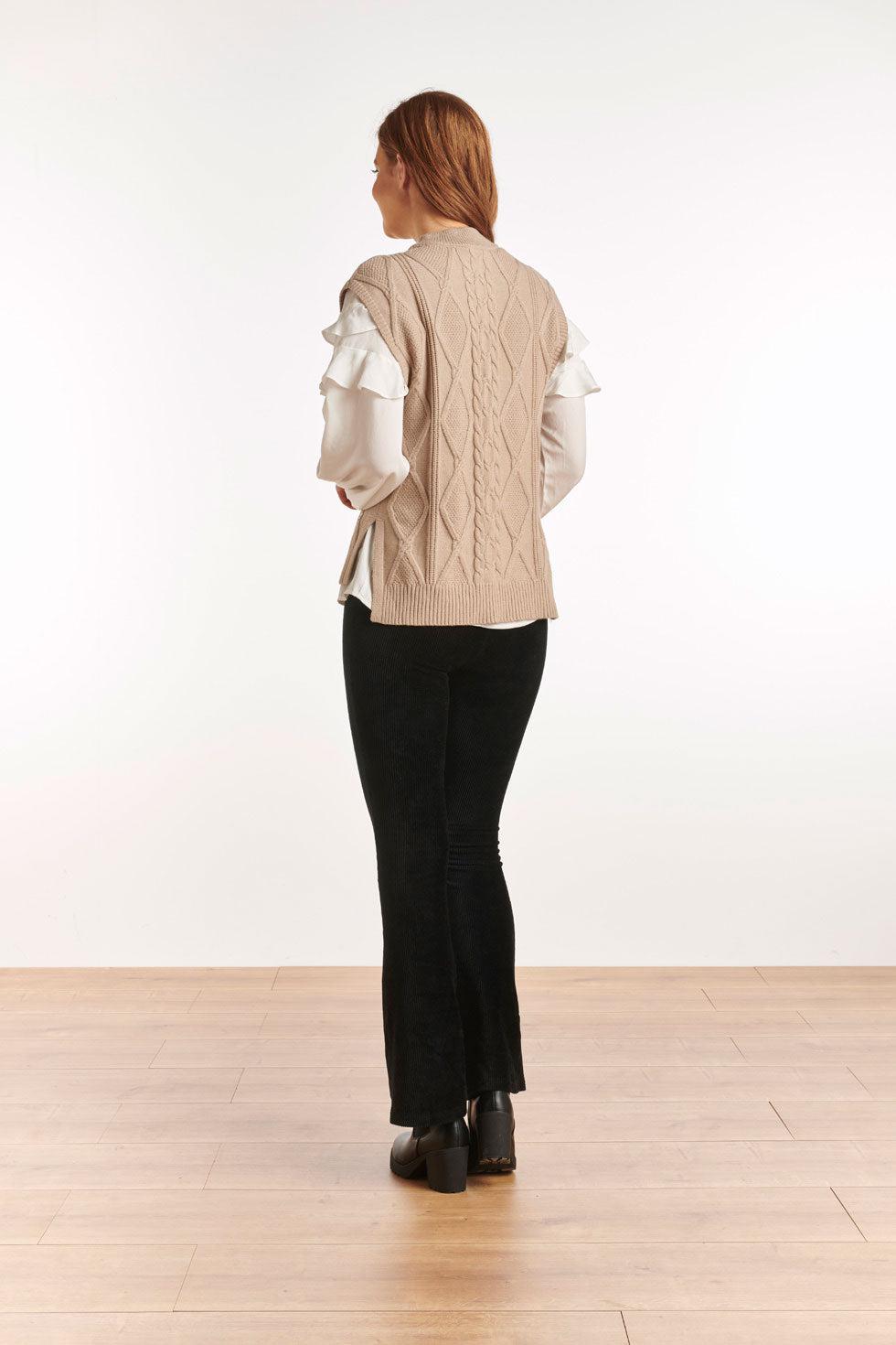 22667 Gilet Kabel Gebreid Beige
