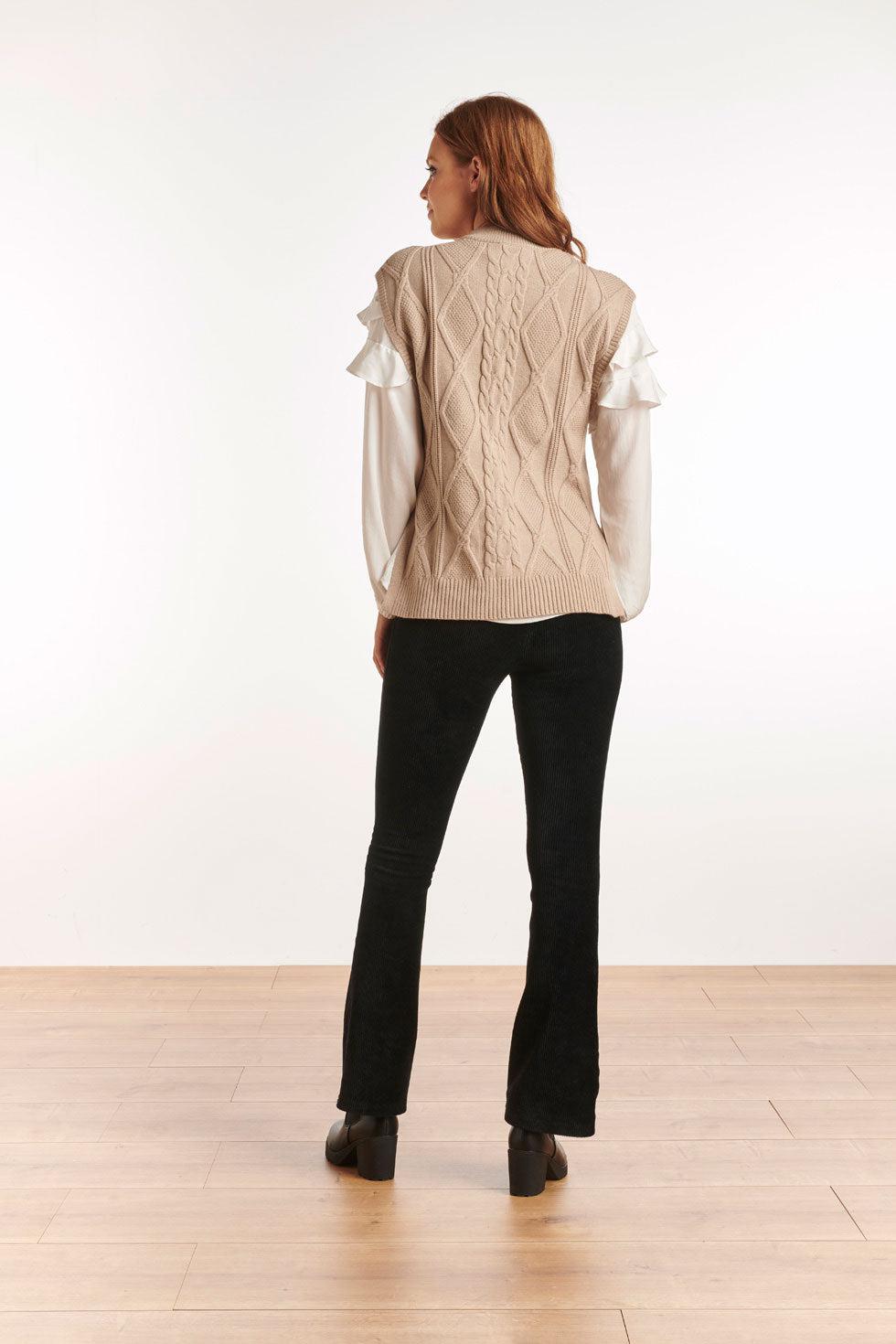 22667 Gilet Kabel Gebreid Beige