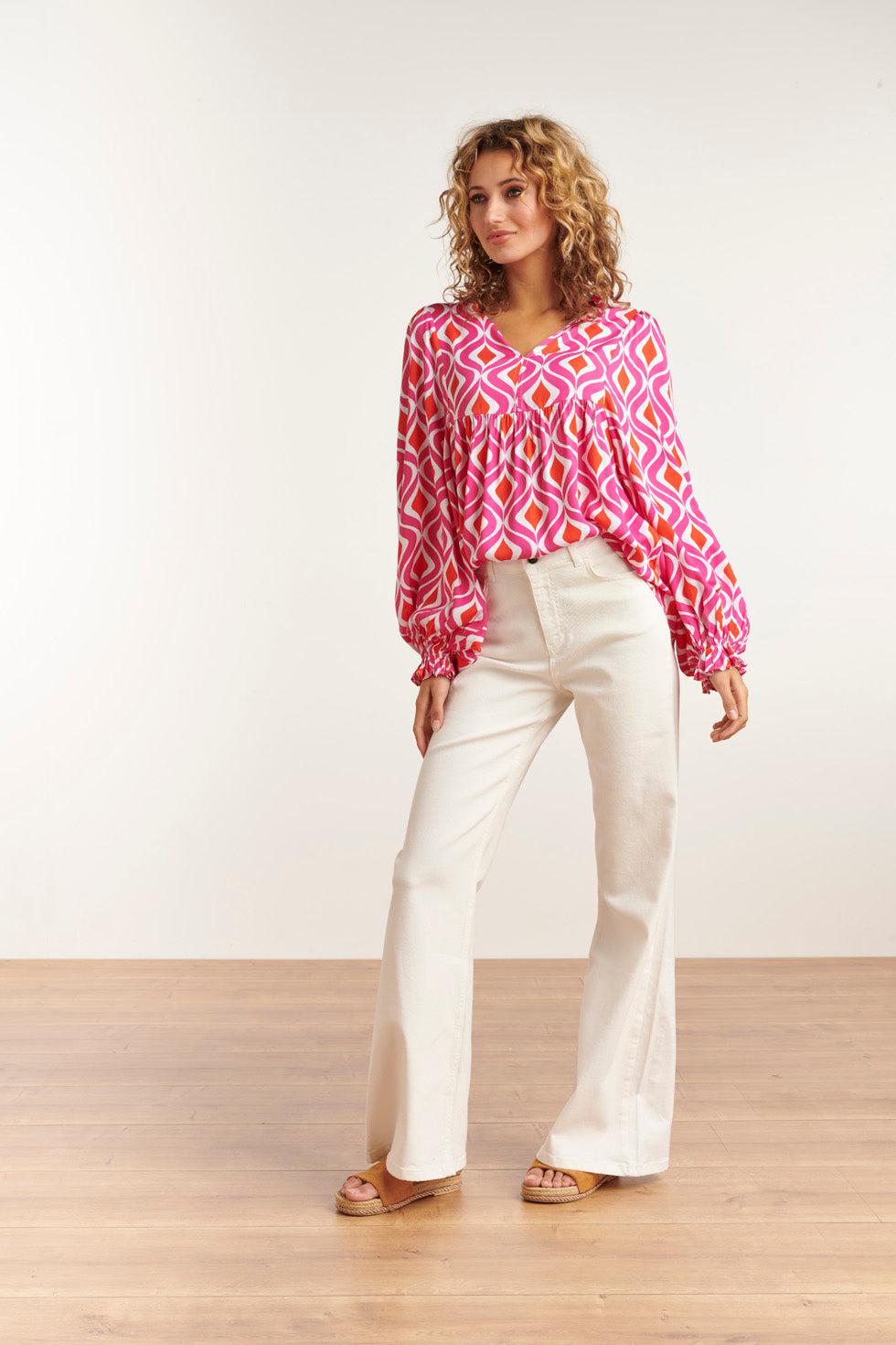 23141 Modieuze Top Met V-Halslijnretroprint | White-Fuchsia