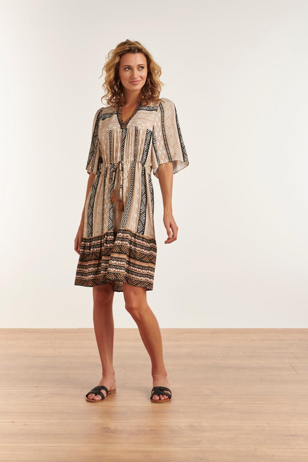 23342 Zomerjurk Met Grafische Printbeige// 100% Rayon Ecovero | Sand - Black White