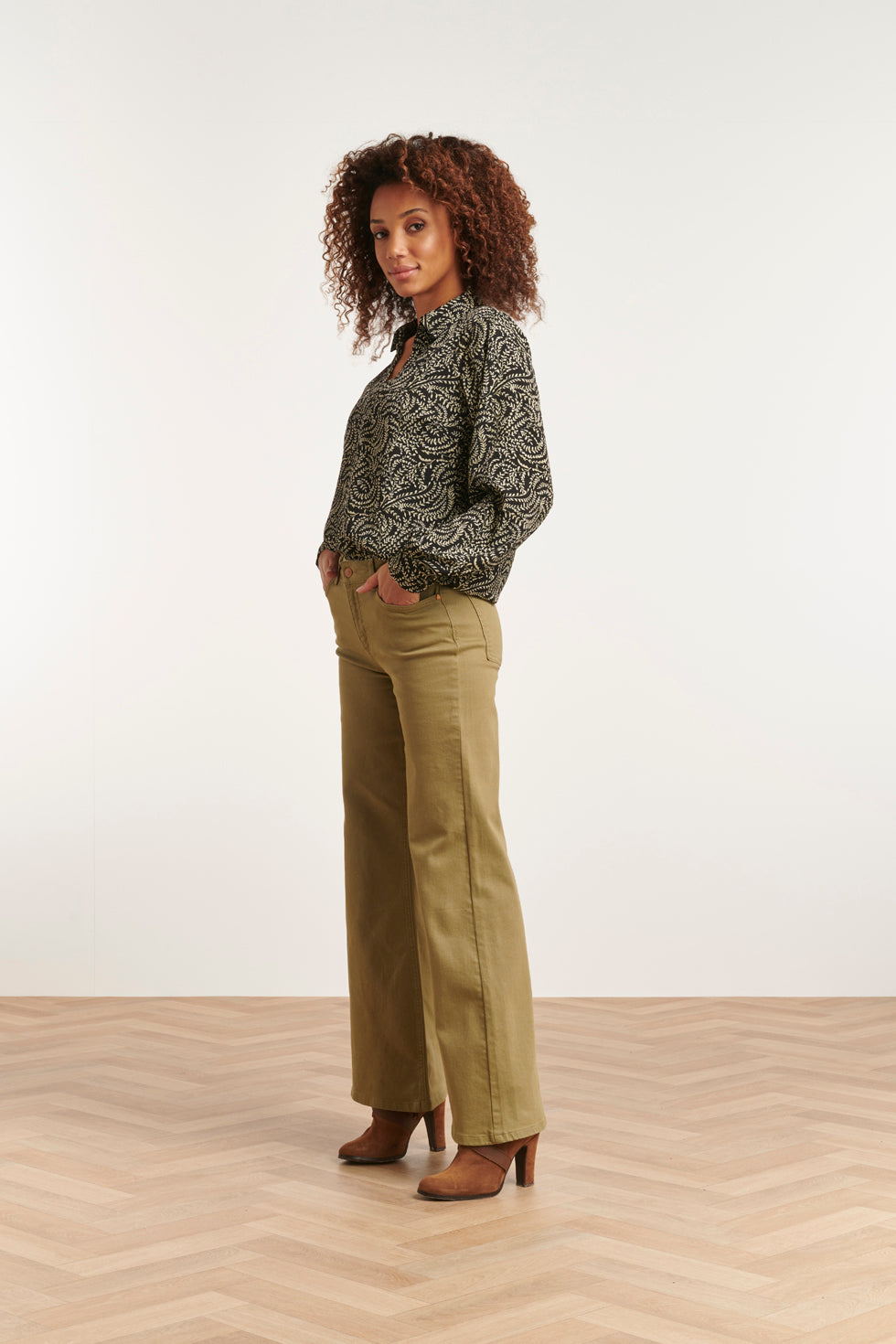 23508 Dames Semi Fitted Blouse Met Knoopsluiting | Black - Light Army