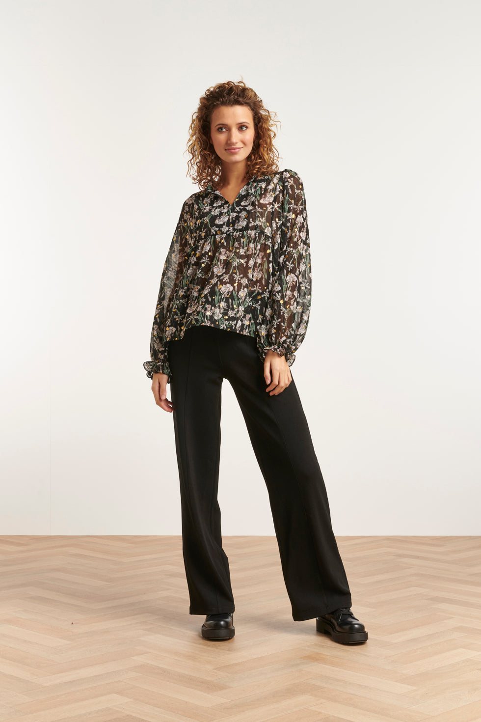 23511 Dames Top Met Gerimpelde HalslijnBloemenprint Van Chiffon | Black - Army