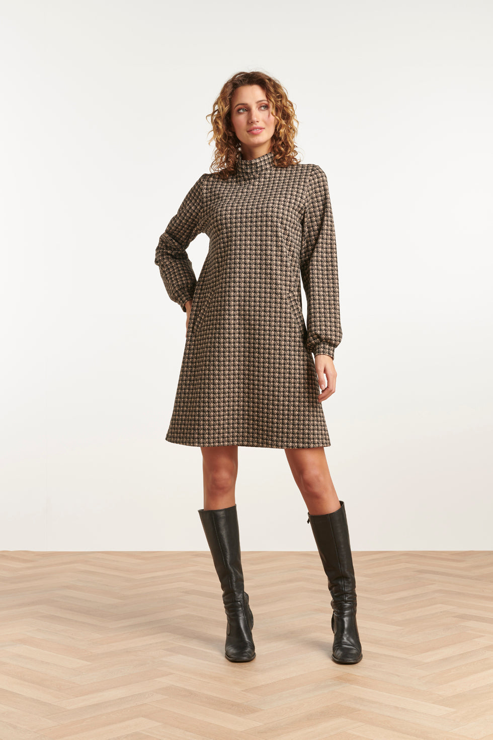 23513 Dames Midi Jurk Met Col Vintage Print | Black - Sand