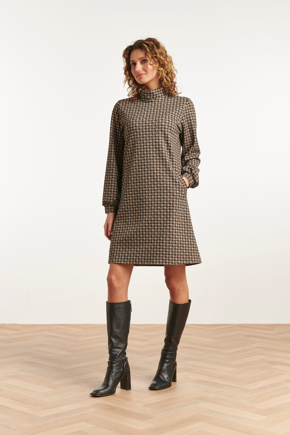 23513 Dames Midi Jurk Met Col Vintage Print | Black - Sand