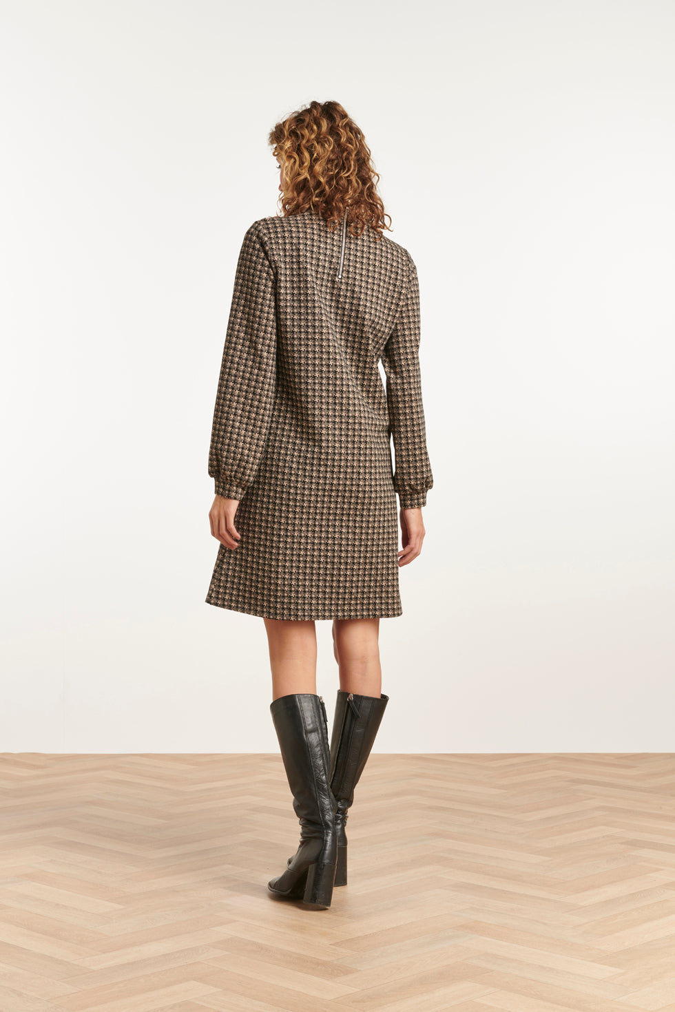 23513 Dames Midi Jurk Met Col Vintage Print | Black - Sand
