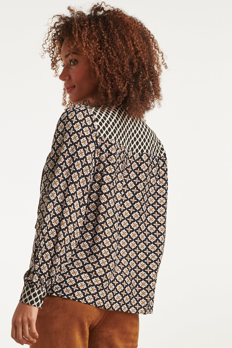 23521 Dames Losvallende Top Met Dubbele Sierprint | Black White - Muticolour