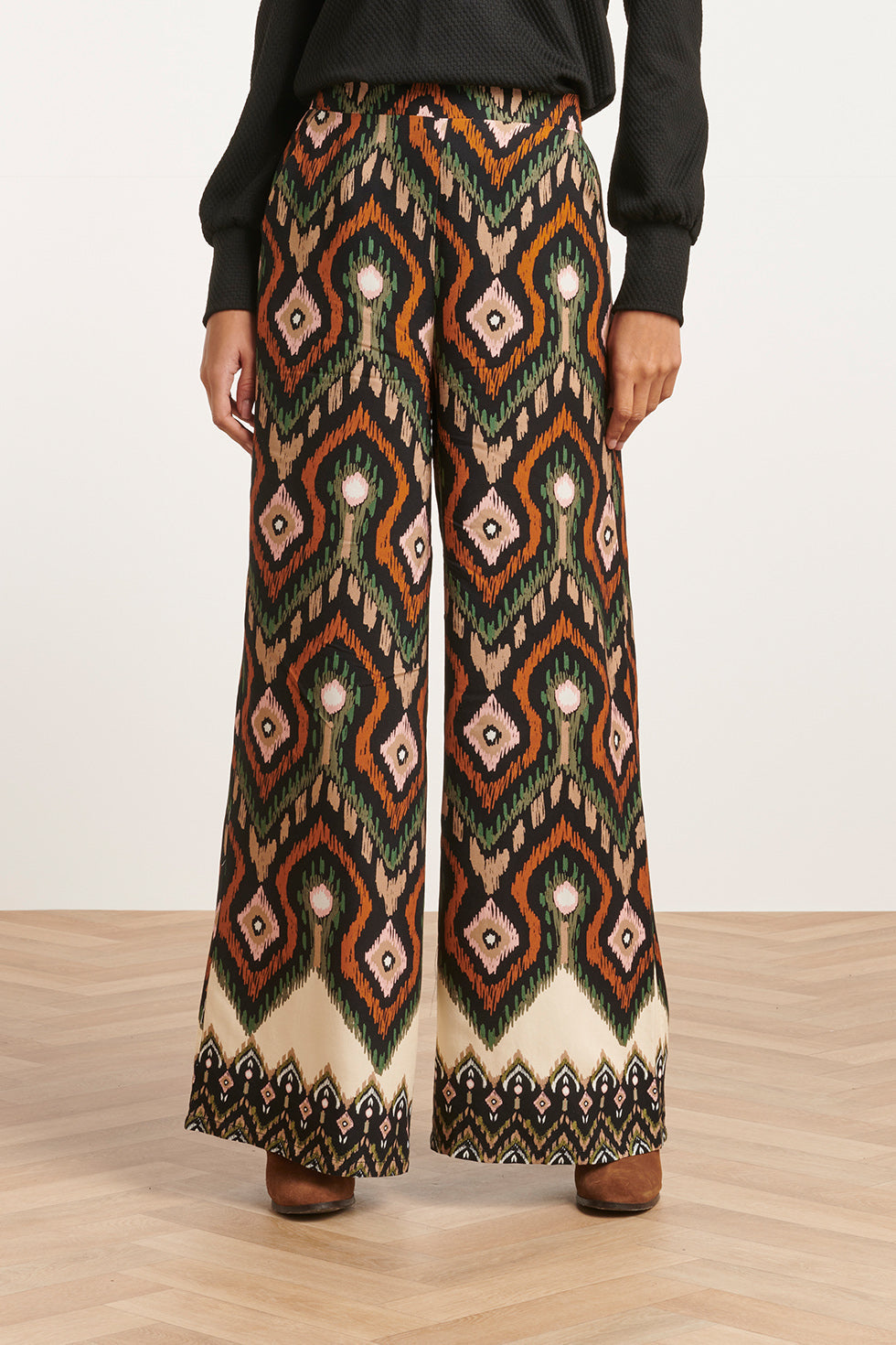 23527 Dames Rechte Wijde Broek Met Opvallende Tribal Print | Black - Muticolour