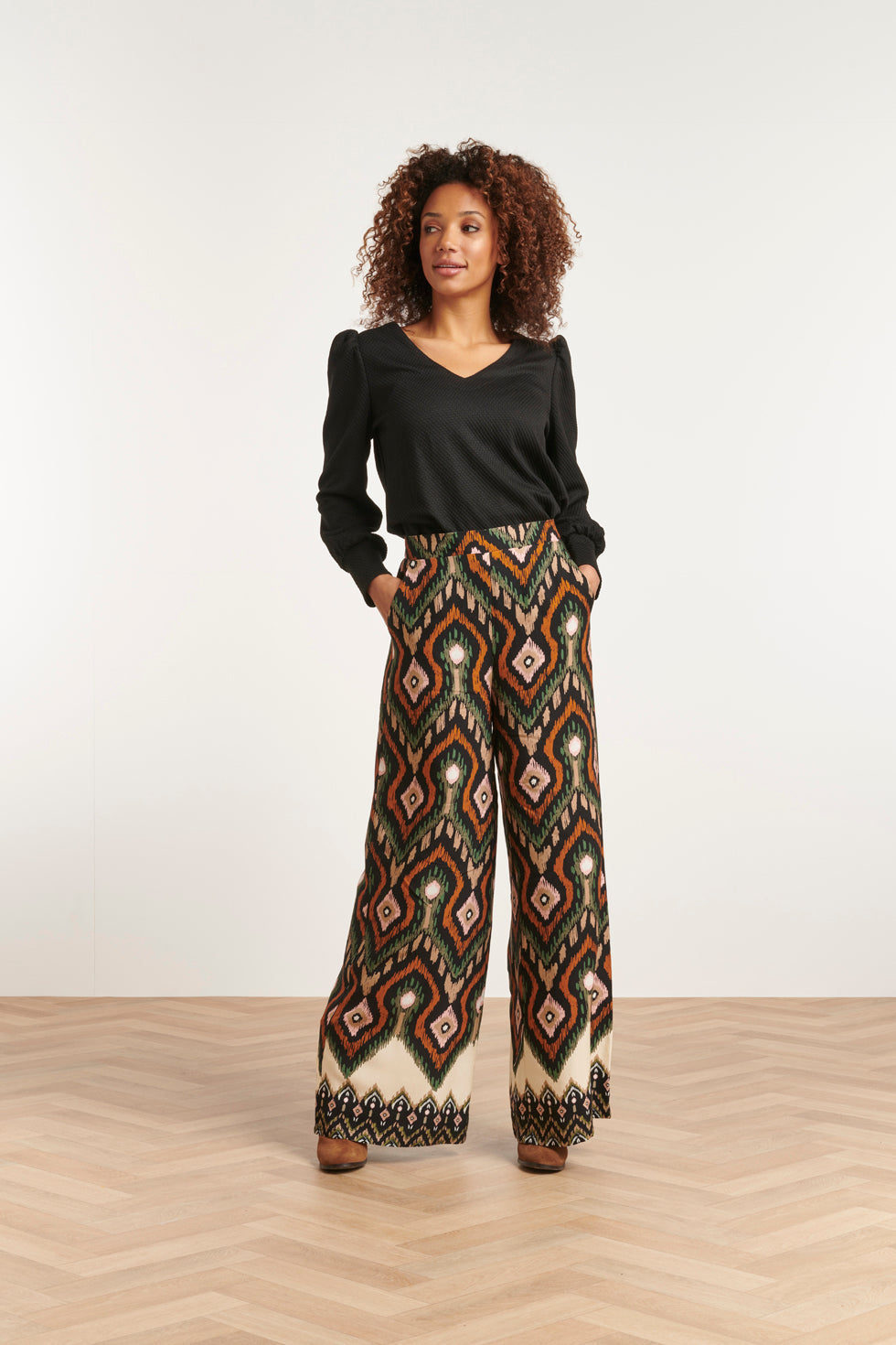 23527 Dames Rechte Wijde Broek Met Opvallende Tribal Print | Black - Muticolour