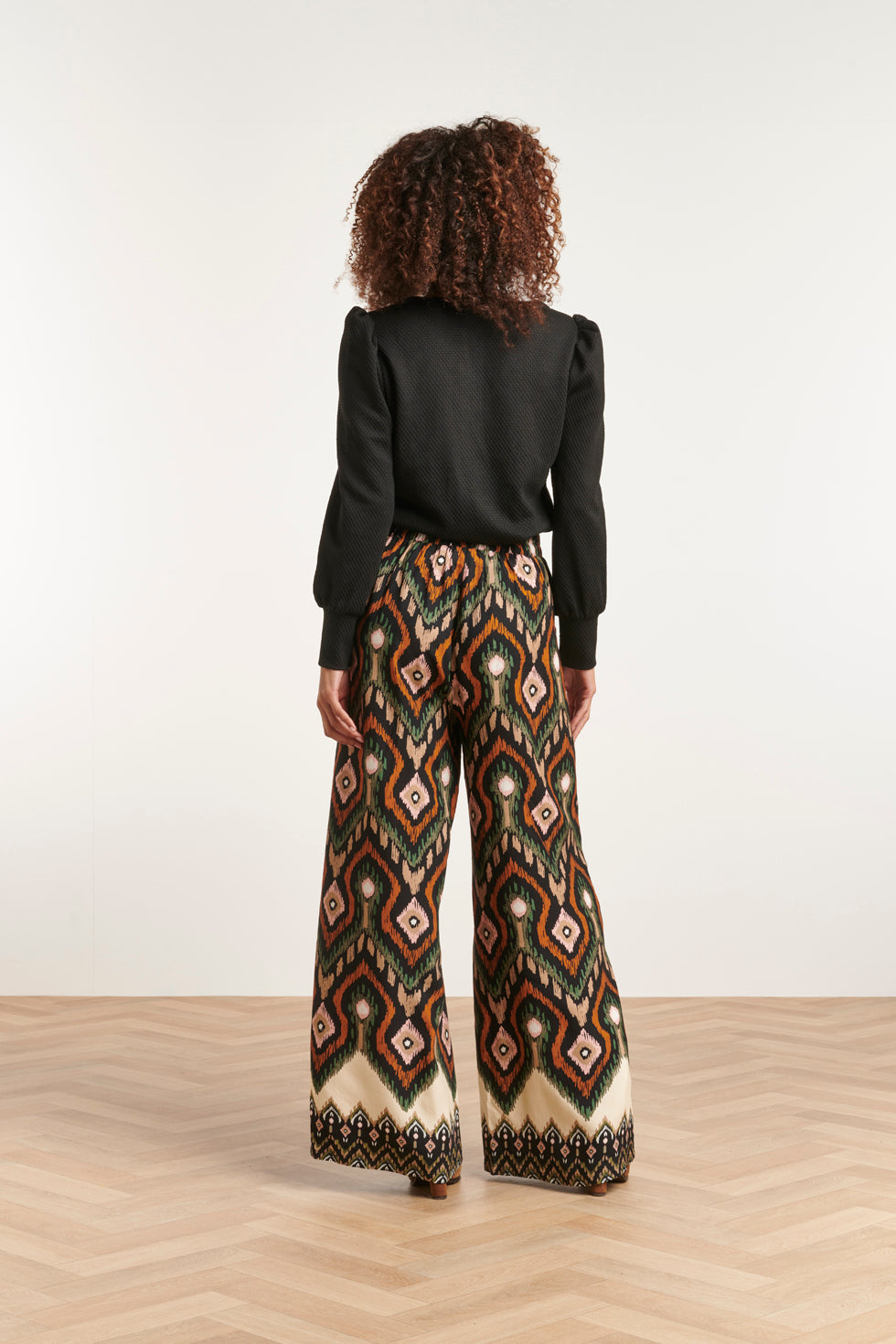 23527 Dames Rechte Wijde Broek Met Opvallende Tribal Print | Black - Muticolour