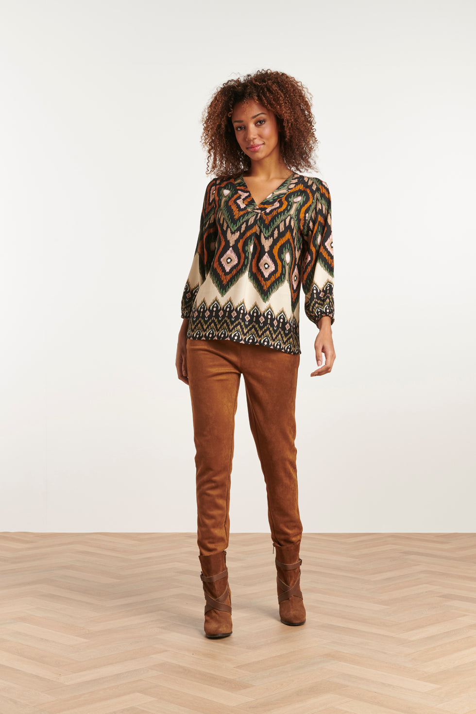 23528 Dames Klassieke V-Hals Top Met Opvallende Tribal Print | Black - Muticolour