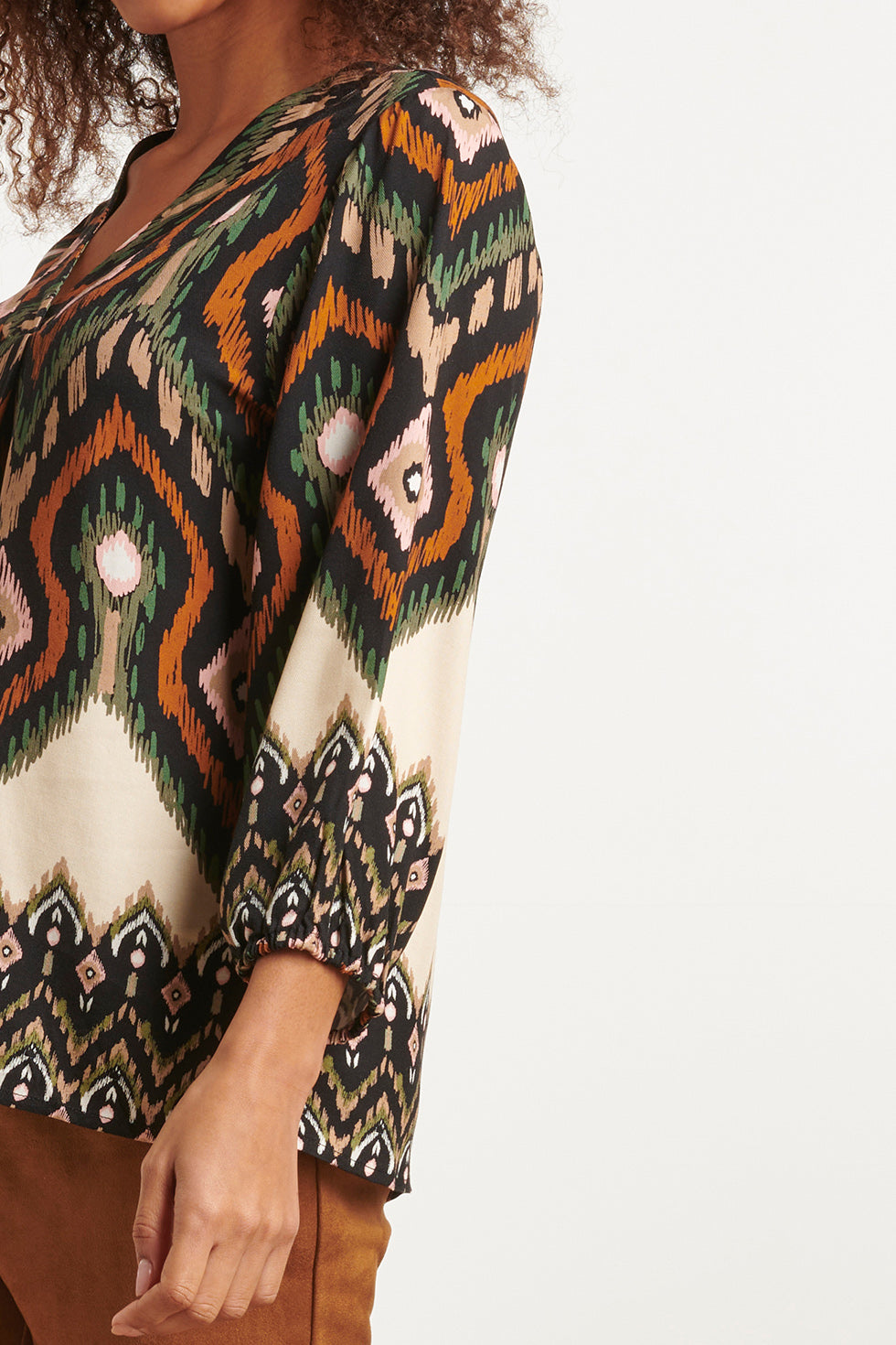 23528 Dames Klassieke V-Hals Top Met Opvallende Tribal Print | Black - Muticolour