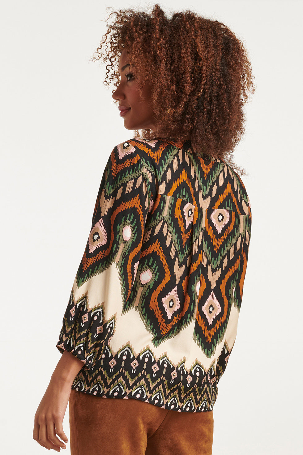 23528 Dames Klassieke V-Hals Top Met Opvallende Tribal Print | Black - Muticolour