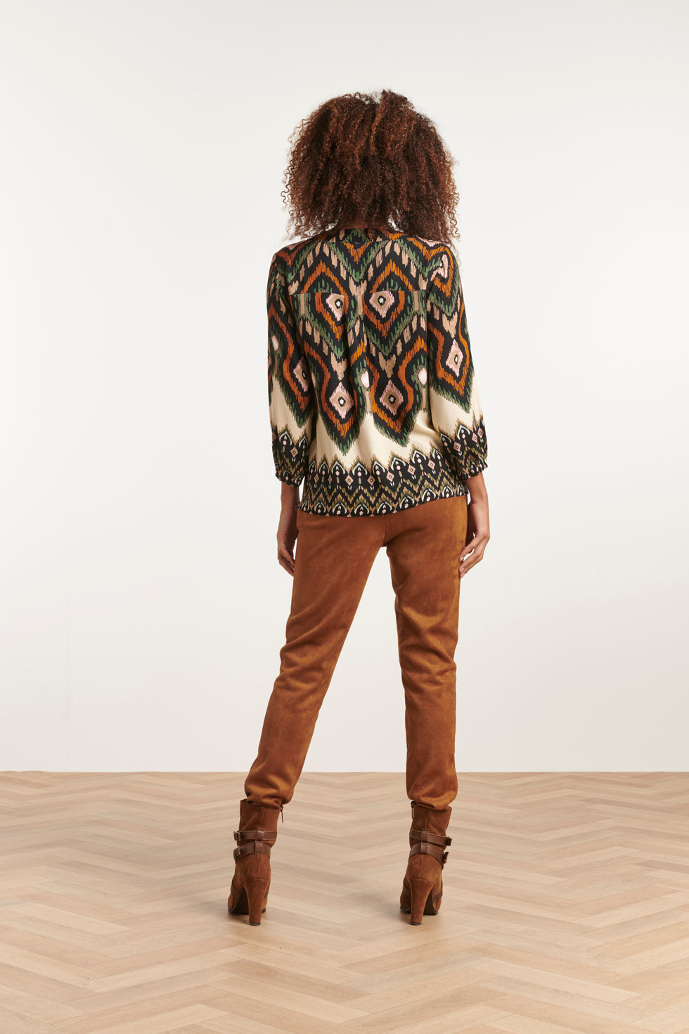 23528 Dames Klassieke V-Hals Top Met Opvallende Tribal Print | Black - Muticolour