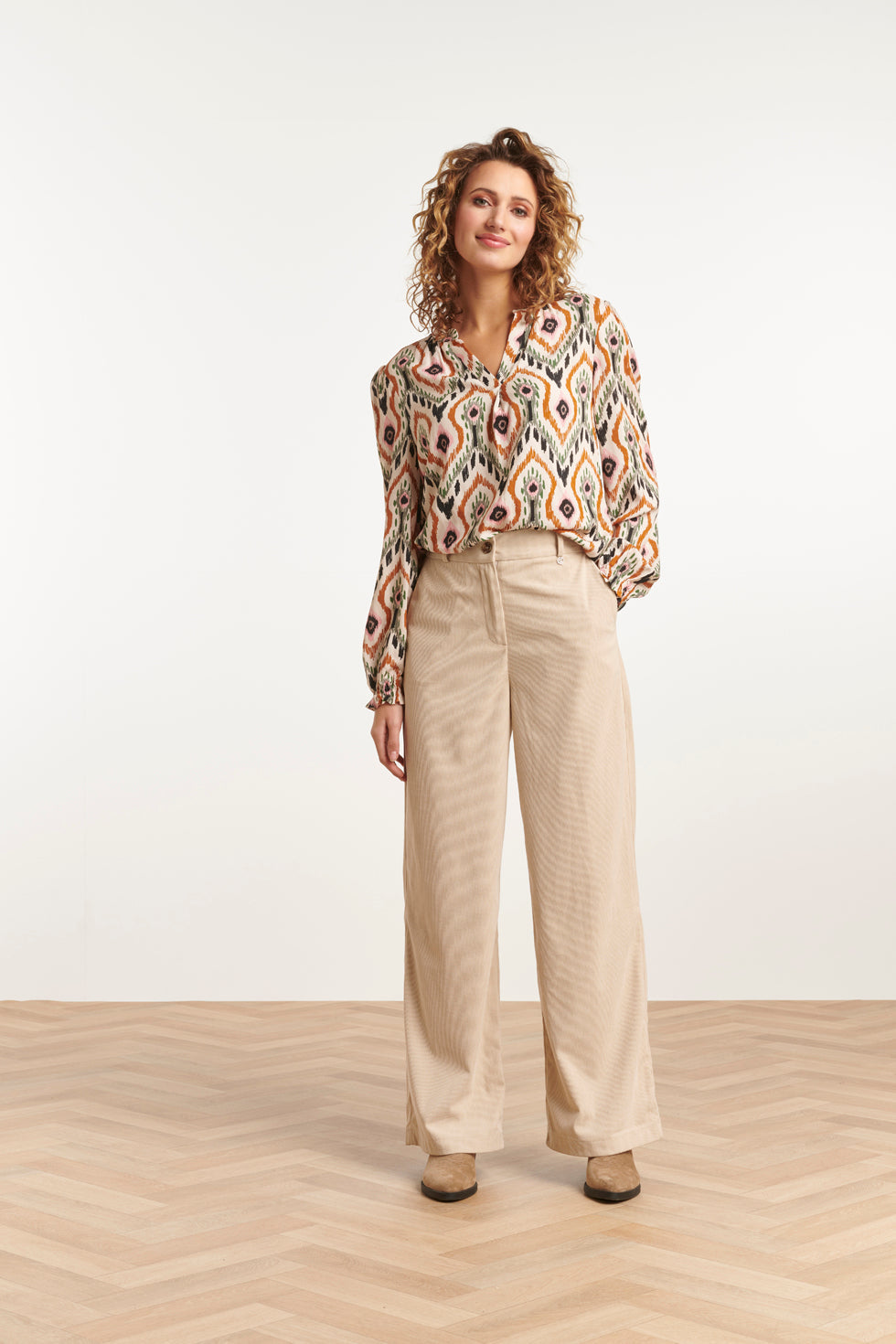 23530 Dames Chique V-Hals Top Met Neutrale Tribal Print | Off White - Muticolour