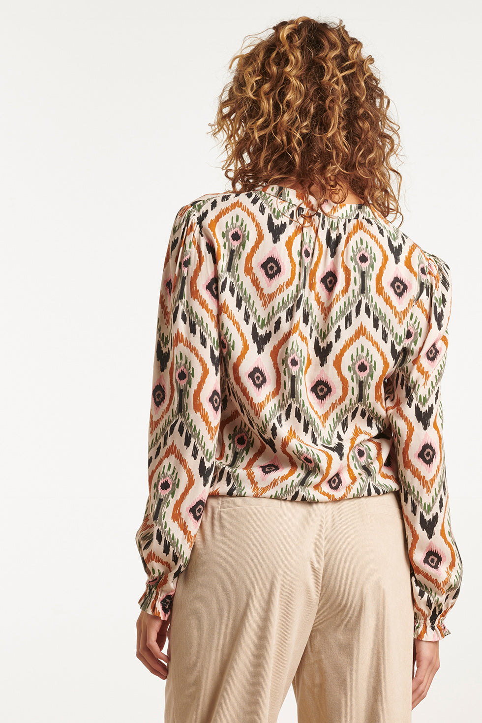 23530 Dames Chique V-Hals Top Met Neutrale Tribal Print | Off White - Muticolour