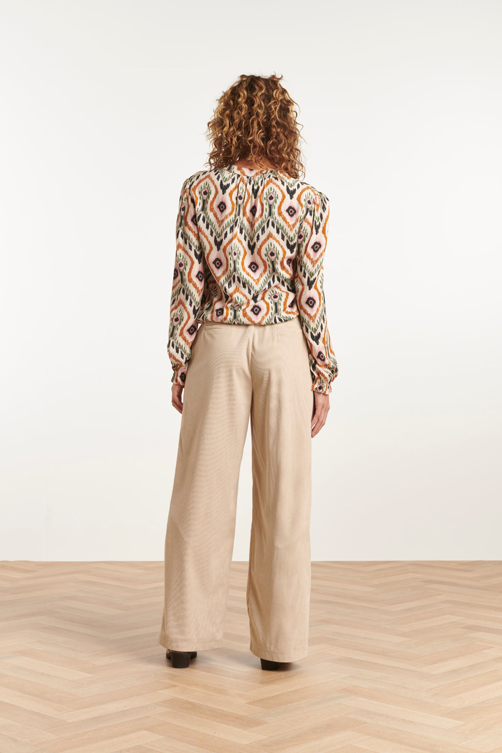 23530 Dames Chique V-Hals Top Met Neutrale Tribal Print | Off White - Muticolour