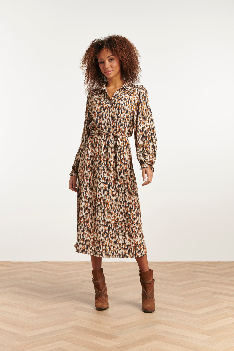 23534 Dames Maxi Overhemdjurk Met Cutlines Neutraal Abstract Animal Print