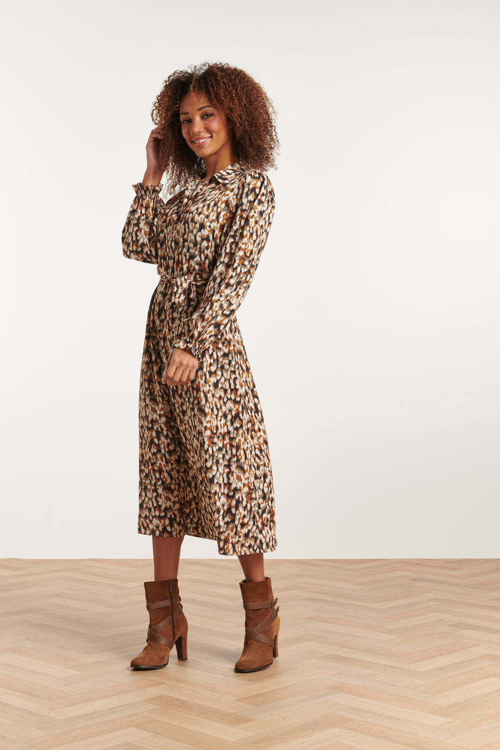 23534 Dames Maxi Overhemdjurk Met Cutlines Neutraal Abstract Animal Print