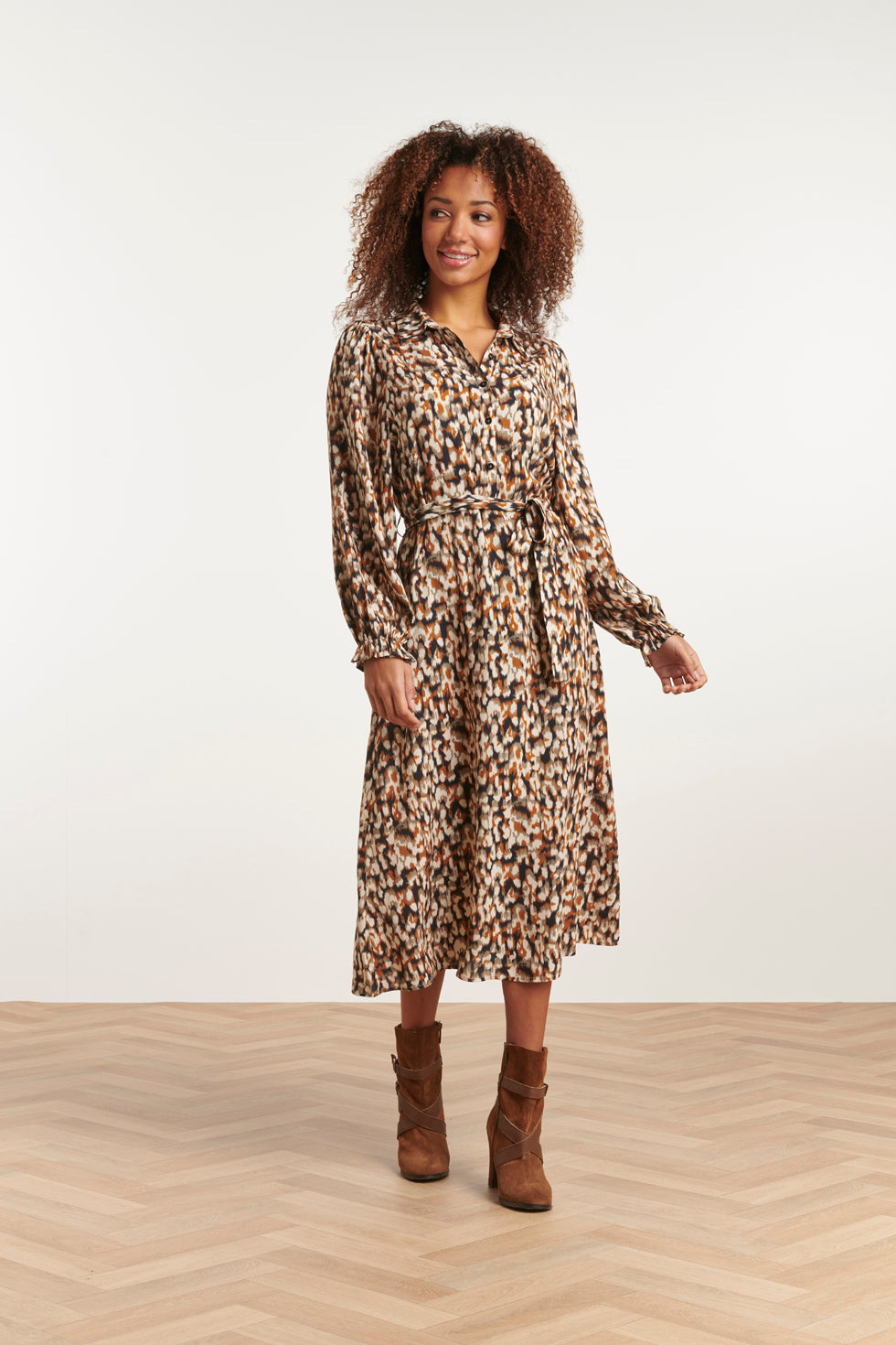 23534 Dames Maxi Overhemdjurk Met Cutlines Neutraal Abstract Animal Print