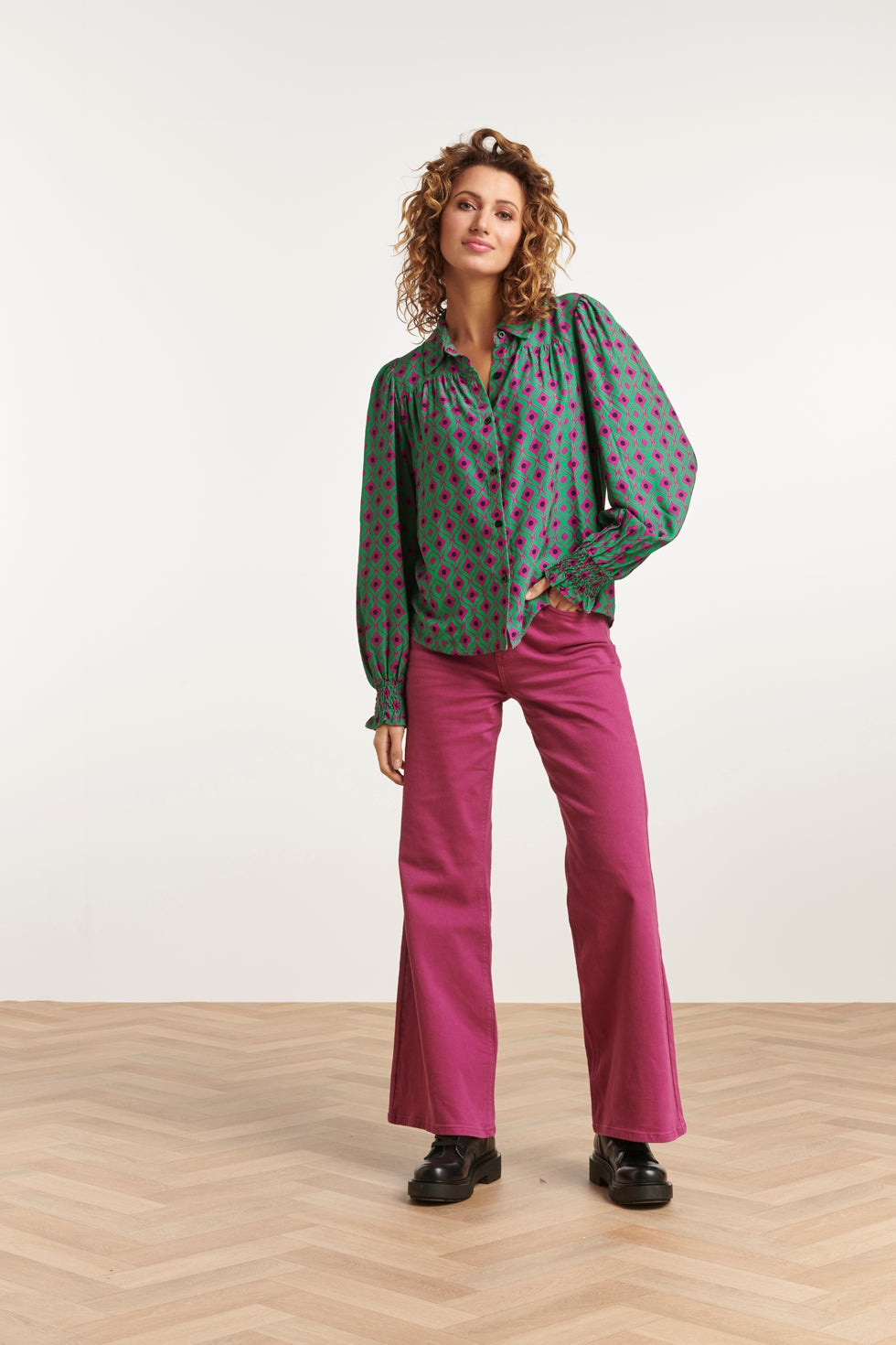 23535 Dames Doorknoopblouse Met PofmouwenAbstract Ornamenteel Print | Purple - Green
