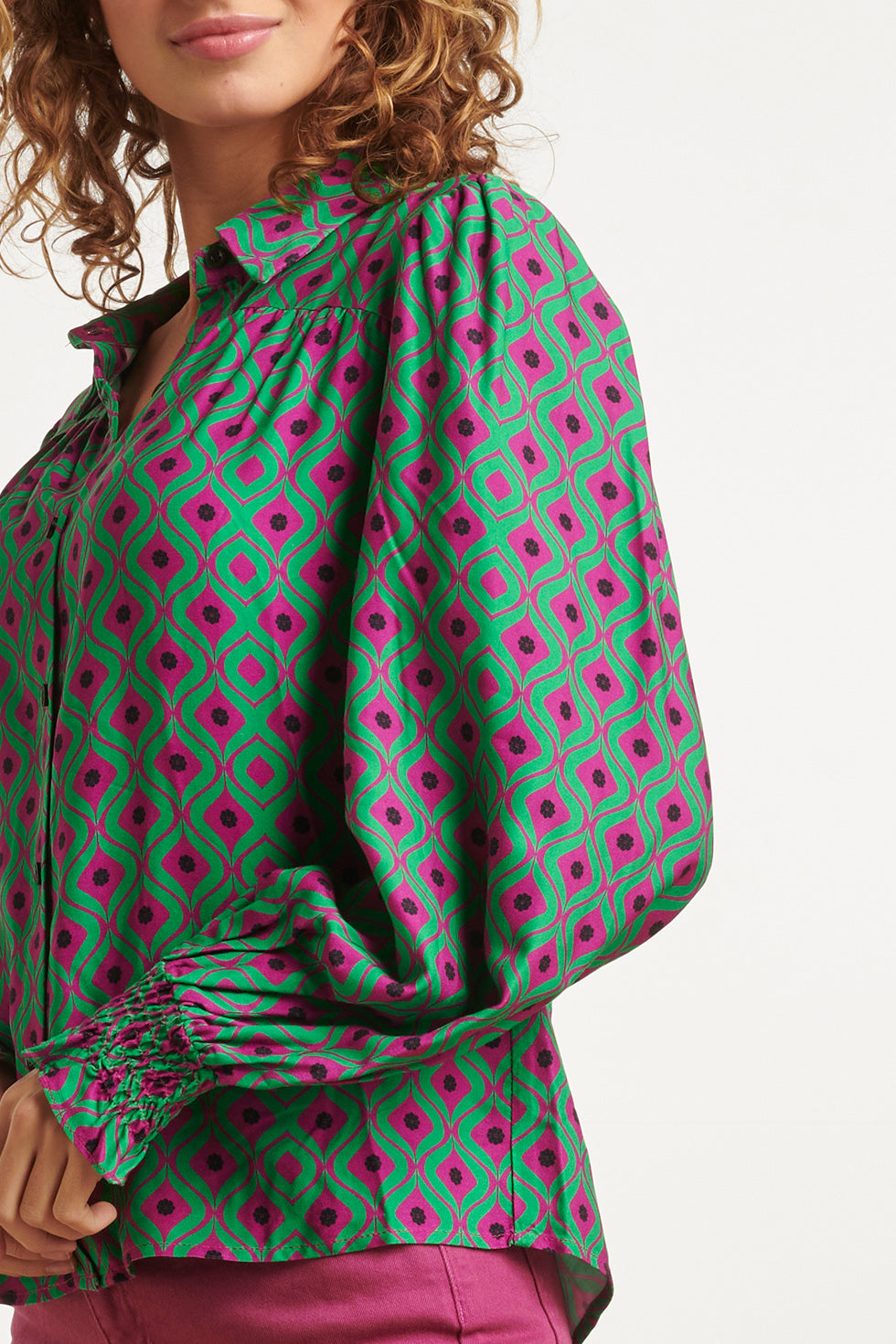 23535 Dames Doorknoopblouse Met PofmouwenAbstract Ornamenteel Print | Purple - Green
