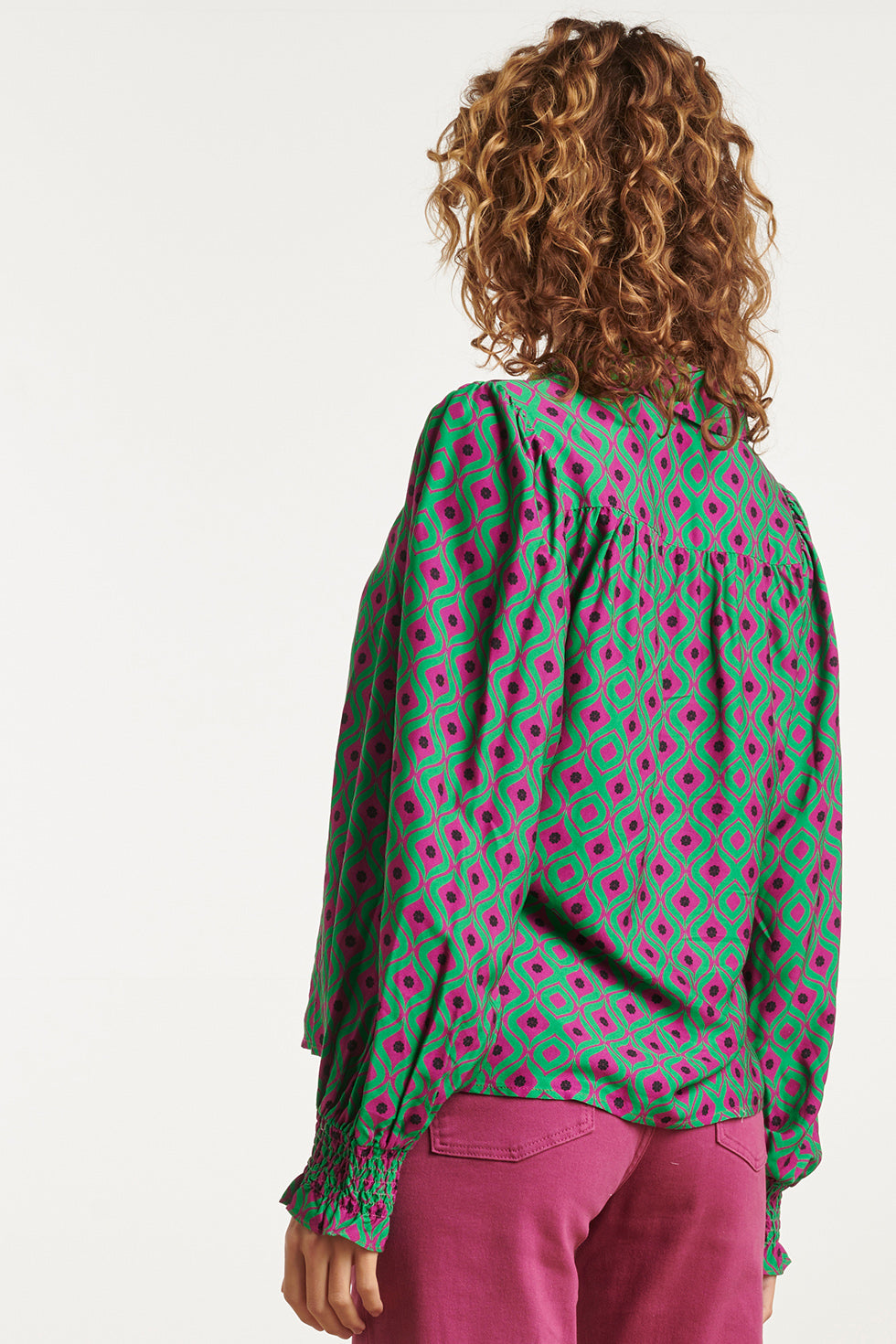 23535 Dames Doorknoopblouse Met PofmouwenAbstract Ornamenteel Print | Purple - Green