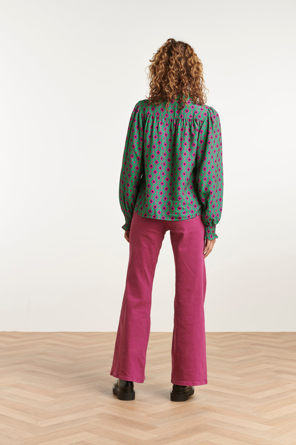 23535 Dames Doorknoopblouse Met PofmouwenAbstract Ornamenteel Print | Purple - Green