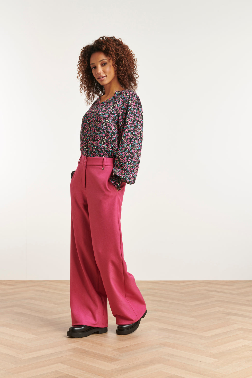 23542 Ruffled V-Hals Top Met Smock Manchetten | Black - Pink