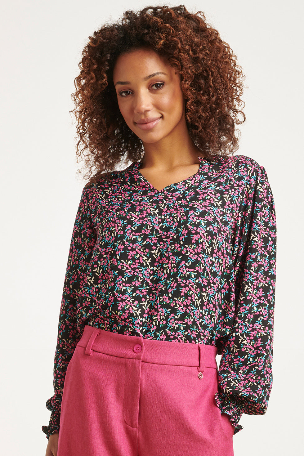 23542 Ruffled V-Hals Top Met Smock Manchetten | Black - Pink