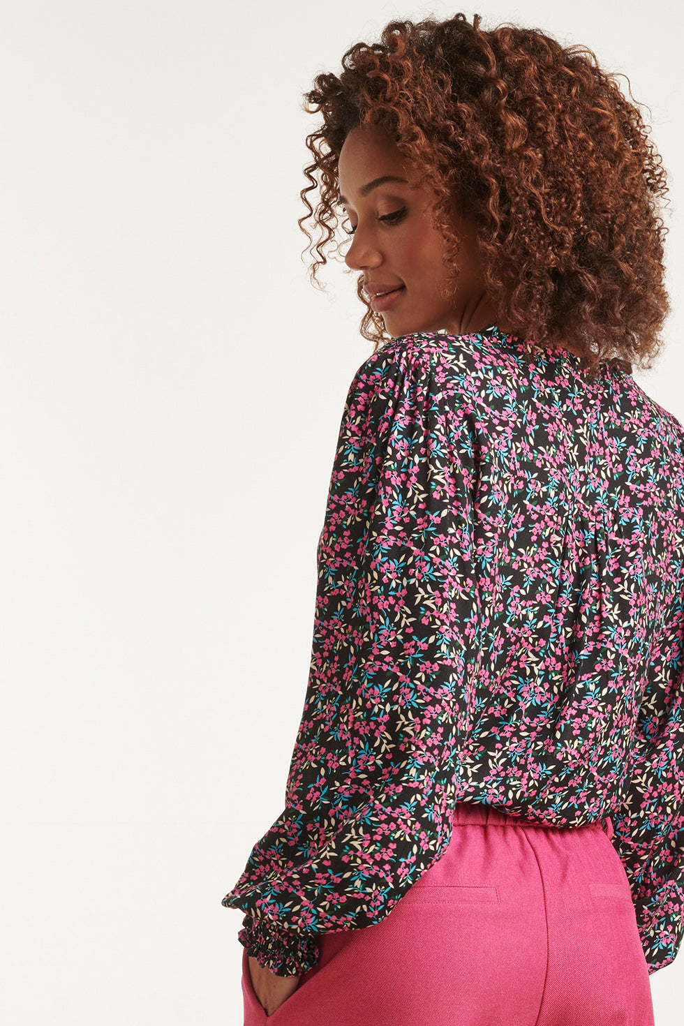 23542 Ruffled V-Hals Top Met Smock Manchetten | Black - Pink