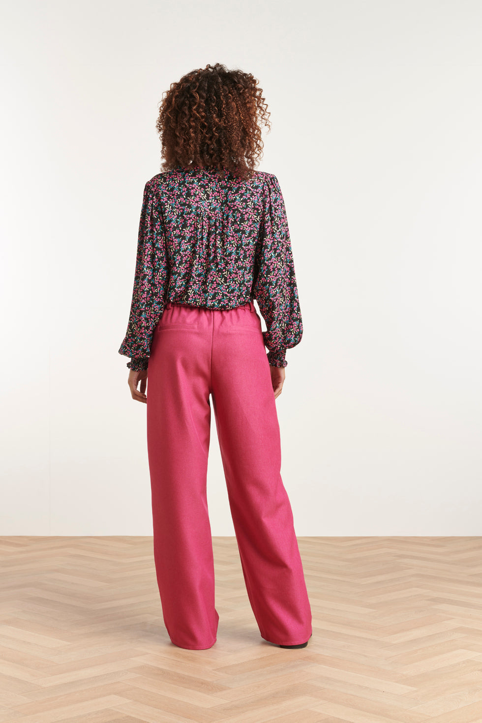 23542 Ruffled V-Hals Top Met Smock Manchetten | Black - Pink