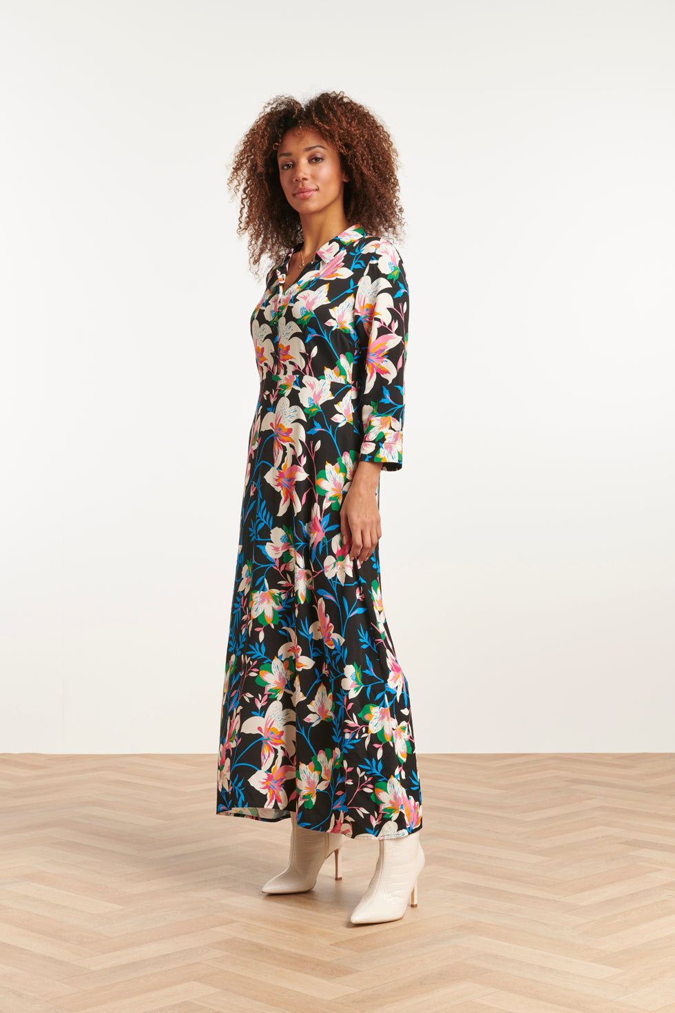 23547 Flared Maxi Jurk Met Heldere Bloemenprint | Black - Muticolour