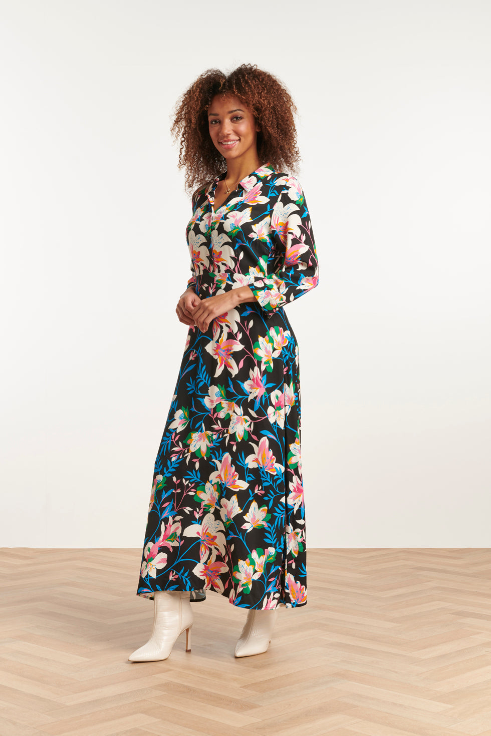 23547 Flared Maxi Jurk Met Heldere Bloemenprint | Black - Muticolour