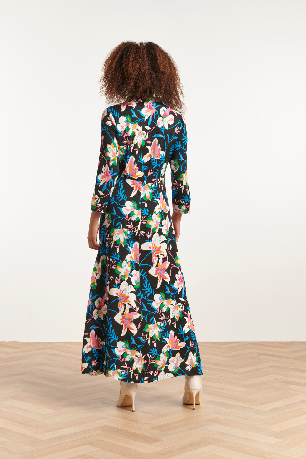 23547 Flared Maxi Jurk Met Heldere Bloemenprint | Black - Muticolour