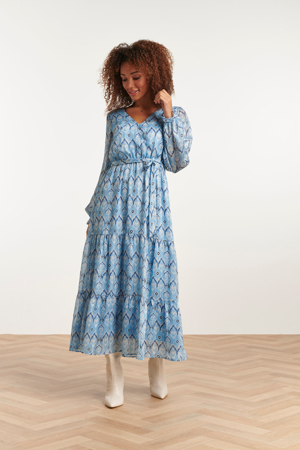 23557 Elegante Maxi Jurk Met Frisse Tribal Print | Light Blue - White