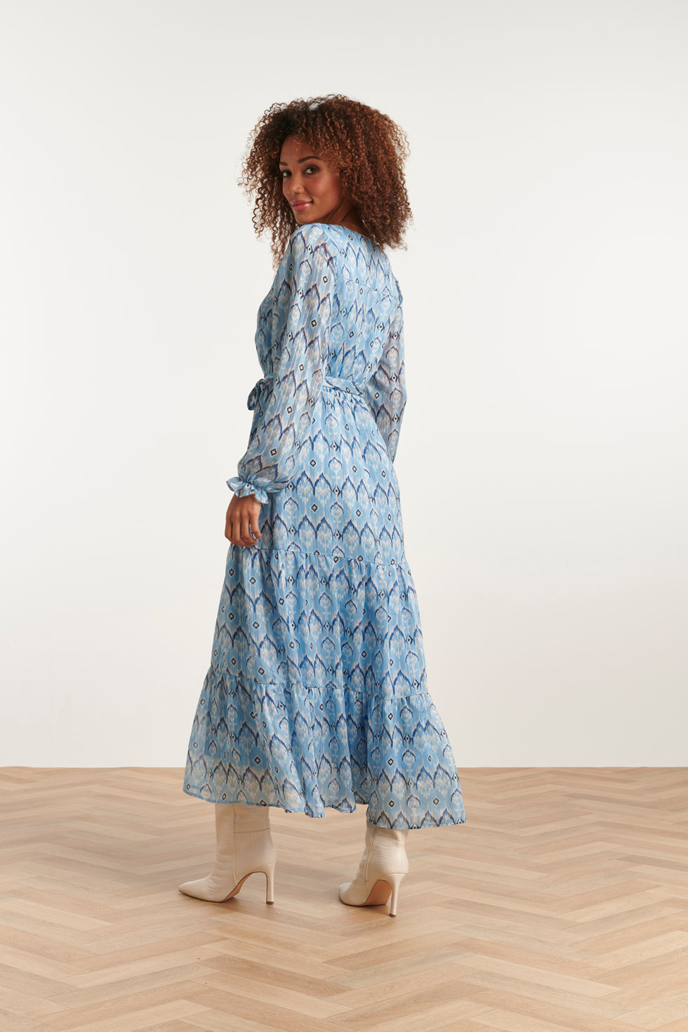 23557 Elegante Maxi Jurk Met Frisse Tribal Print | Light Blue - White