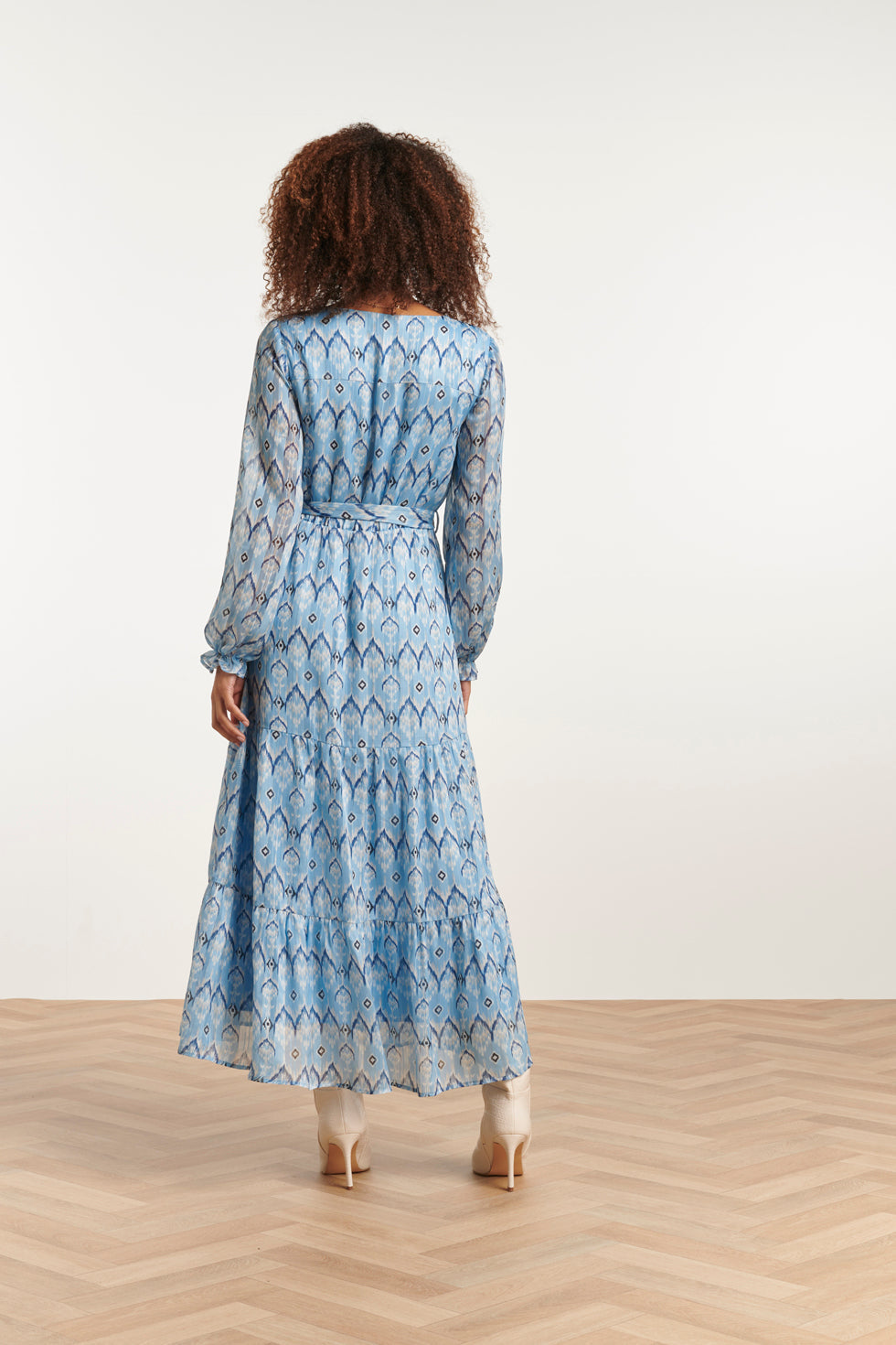 23557 Elegante Maxi Jurk Met Frisse Tribal Print | Light Blue - White