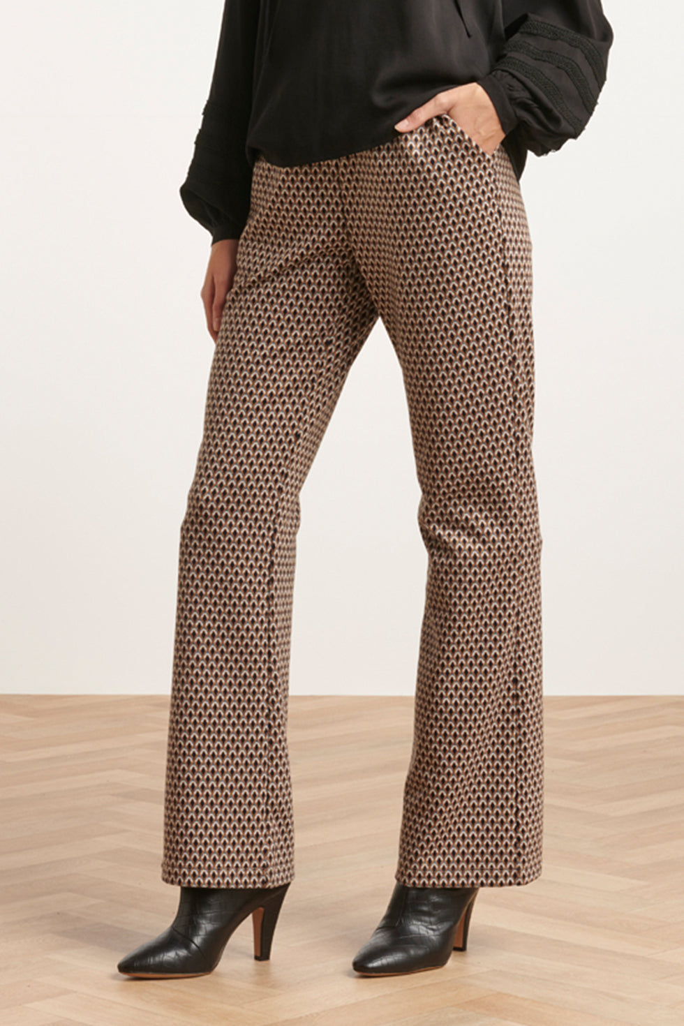 23569 Vintage Flared PantsRetro Neutraal e Print | Black - Brown