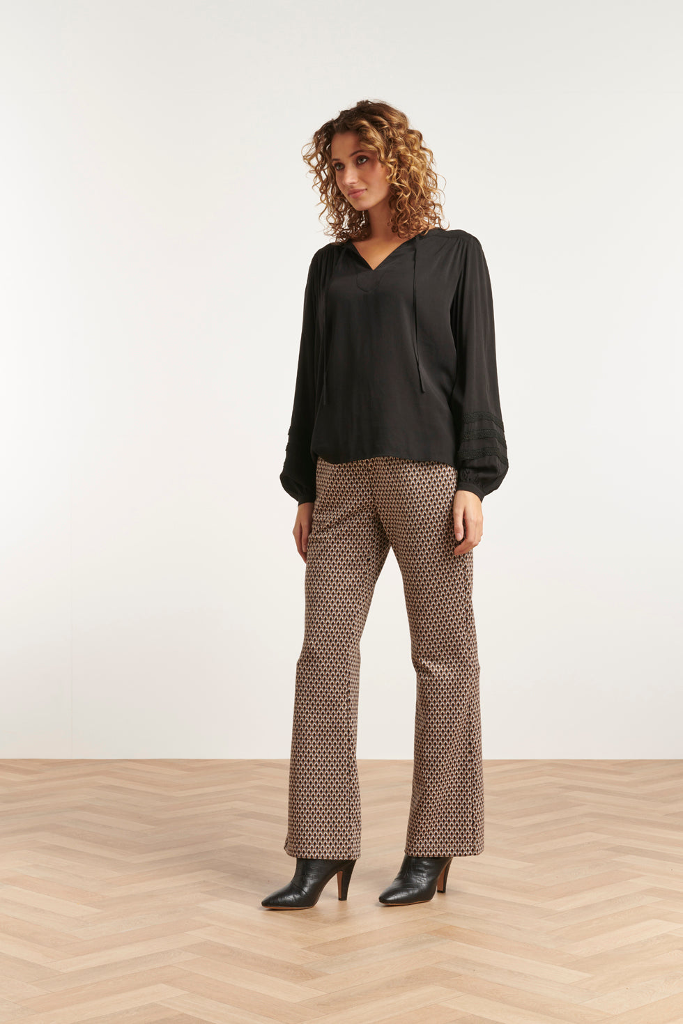 23569 Vintage Flared PantsRetro Neutraal e Print | Black - Brown