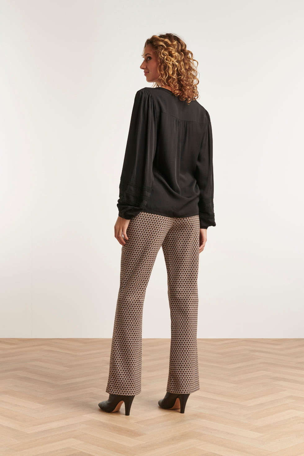 23569 Vintage Flared PantsRetro Neutraal e Print | Black - Brown