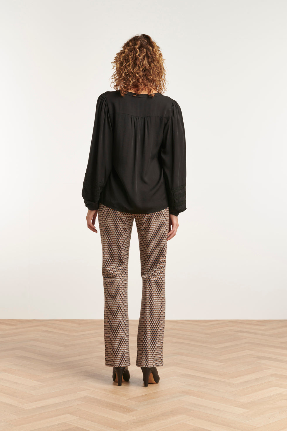23569 Vintage Flared PantsRetro Neutraal e Print | Black - Brown