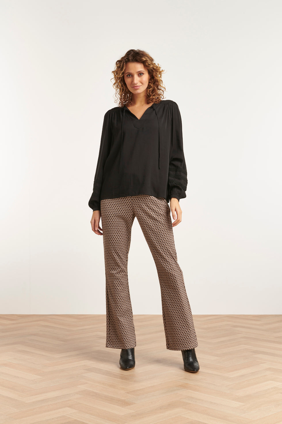23569 Vintage Flared PantsRetro Neutraal e Print | Black - Brown