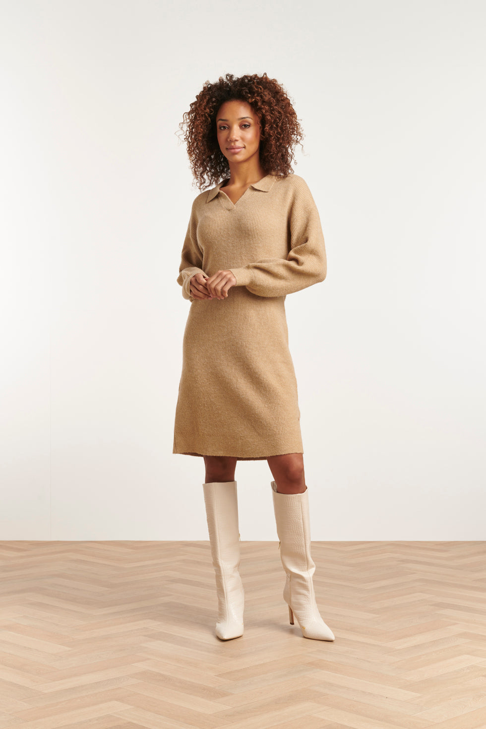 23606 Casual Gebreide Jurk Met Chique Kraag | Sand