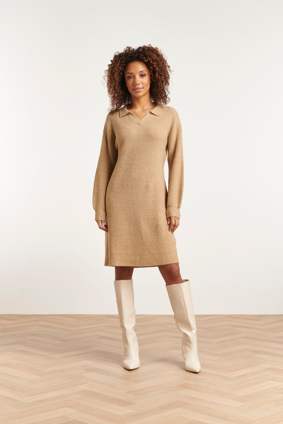 23606 Casual Gebreide Jurk Met Chique Kraag | Sand