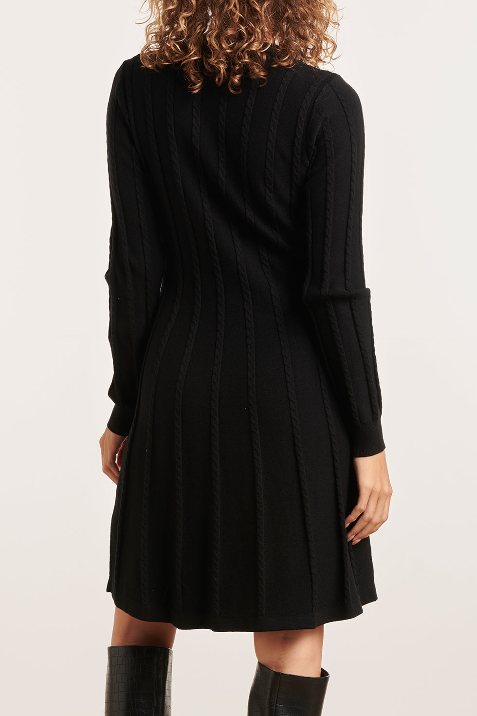 23614 e FitFlared Gebreide Korte Jurk | Black