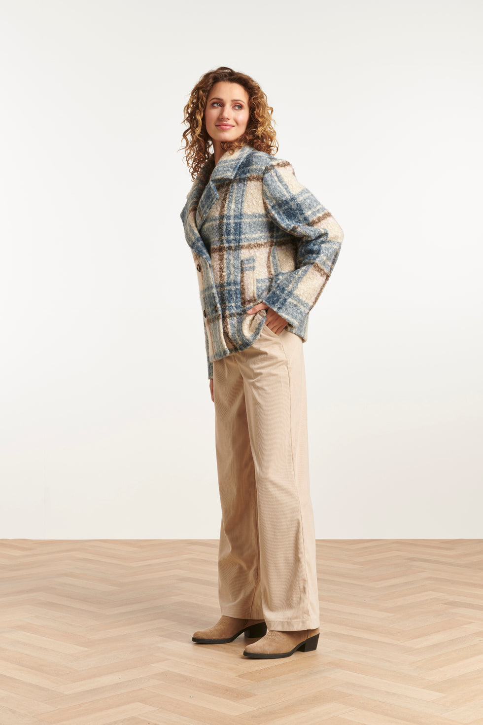 23637 Damesjas Kort Met Licht Geruit Print | White - Light Blue