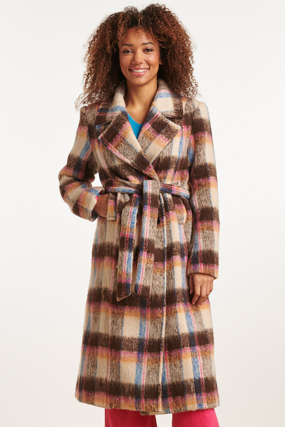 23638 Damesjas Blauw En Roze Geruit Patroon Met Trenchcoat Silhouet