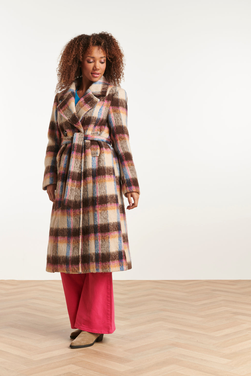 23638 Damesjas Blauw En Roze Geruit Patroon Met Trenchcoat Silhouet